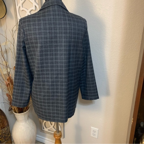 Vintage Modern Essentials light weight blazer jacket, with padded shoulders. - Picture 3 of 9